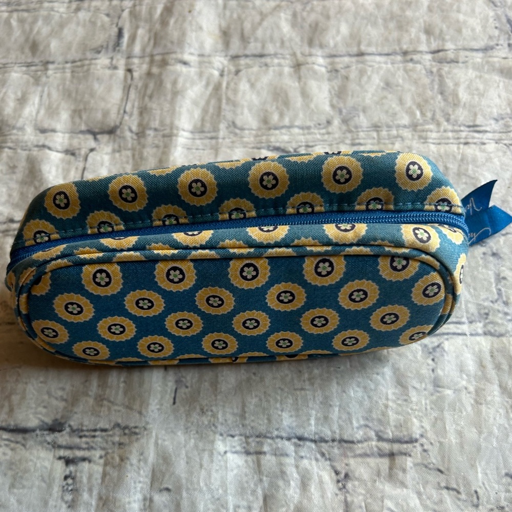 VERA BRADLEY 100% COTTON BLUE WITH PATTERN ZIP AREA SOFT CASE